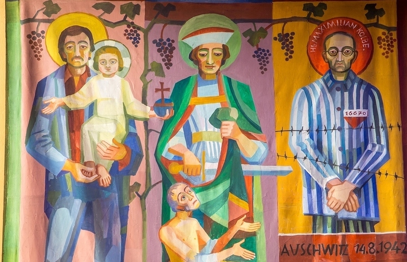 In der Pfarrkirche Kapfenberg-Hl. Familie findet sich auf einer Darstellung der Hl. Josef in Arbeiter-Montur neben dem Hl. Martin und dem Hl. Maximilian Kolbe - drei starke, weil selbstlose Männer!