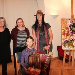 v.l.n.r.: Gerlinde Witlatschil (Ehrenamtliche für Ausstellungen), Sabine Gollmann (Leiterin AndersOrt Haus der Frauen), Sigrid Platzer mit Tochter Annalena