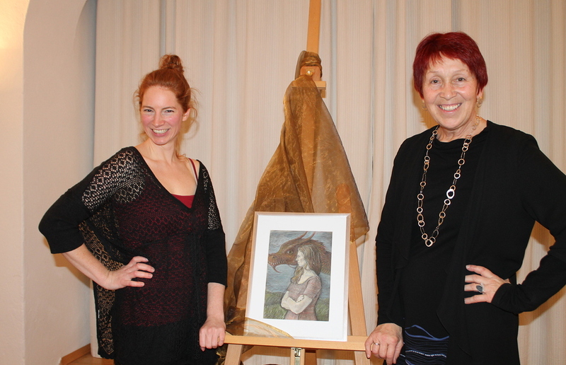 links: Sarah Kulmer, Künstlerin und rechts: Anna Pfleger, Leiterin, Haus der Frauen