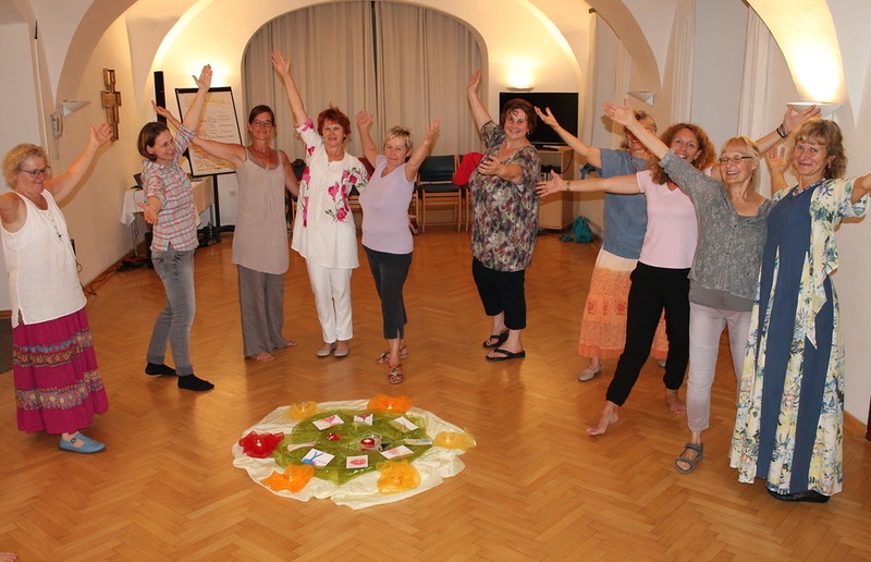 Meditative Kreistanzen im Haus der Frauen. Hinweis: Foto vor Corona-Zeiten aufgenommen.