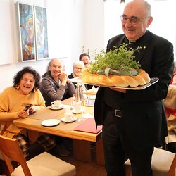 Eine kleine Aufmerksamkeit zum Geburtstag für Bischof Wilhelm
