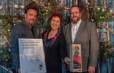 Marcel Pollauf (Arbeiterkammer, l.) und Redakteur Harald Hofer (Kleine Zeitung, r) gratulierten der Siegerin Anna Pfleger.