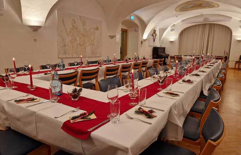 Festtafel für Weihnachtsfeier im Franziskussaal