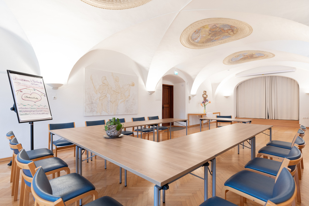 Eine mögliche Bestuhlungsform ist die Konferenz-Anordnung mit Blick zur Leinwand.