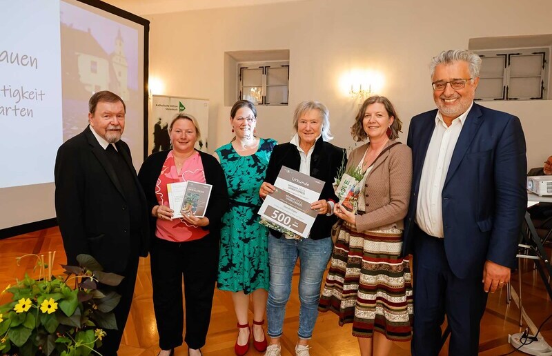 Sonntagsblatt/Gerd Neuhold Die Auszeichnung wurde von Ulrike Pacnik-Lueger (Wirtschaftsleitung), Anneliese Steiner (Ehrenamtliche) & Rosemarie Leitner (Obfrau Verein Wir für das Haus der Frauen) entgegen genommen