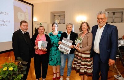 Die Auszeichnung wurde von Ulrike Pacnik-Lueger (Wirtschaftsleitung), Anneliese Steiner (Ehrenamtliche) & Rosemarie Leitner (Obfrau Verein Wir für das Haus der Frauen) entgegen genommen