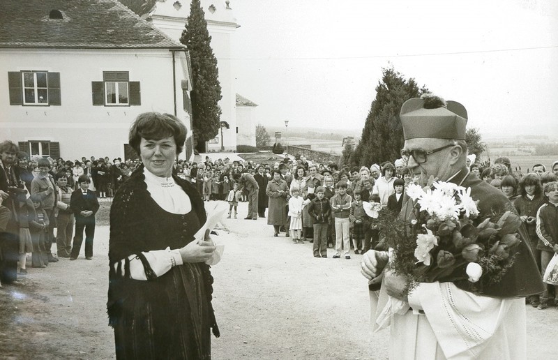 Gusti Wögerer und Bischof Johann Weber bei der Eröffnung am 1. Mai 1982.