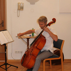 Stefan Wedam begleitete die Vernissage musikalisch