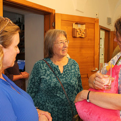 Die Künstlerin im Gespräch mit Gästen