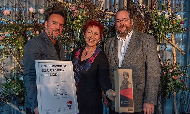Kopf des Jahres 2021, soziales Gewissen / Kleine Zeitung, Jürgen Fuchs Marcel Pollauf (Arbeiterkammer, l.) und Redakteur Harald Hofer (Kleine Zeitung, r) gratulierten der Siegerin Anna Pfleger.