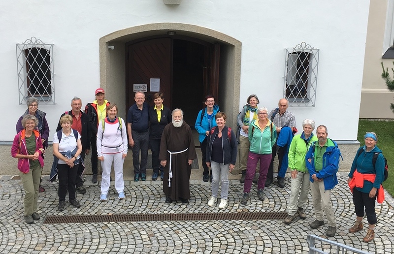 Pilgergruppe vor der Wallfahrtskirche Maria Fieberbründl / Haus der Frauen_Ernestine A. Delgado Auch in der Gruppe macht Pilgern Spaß!