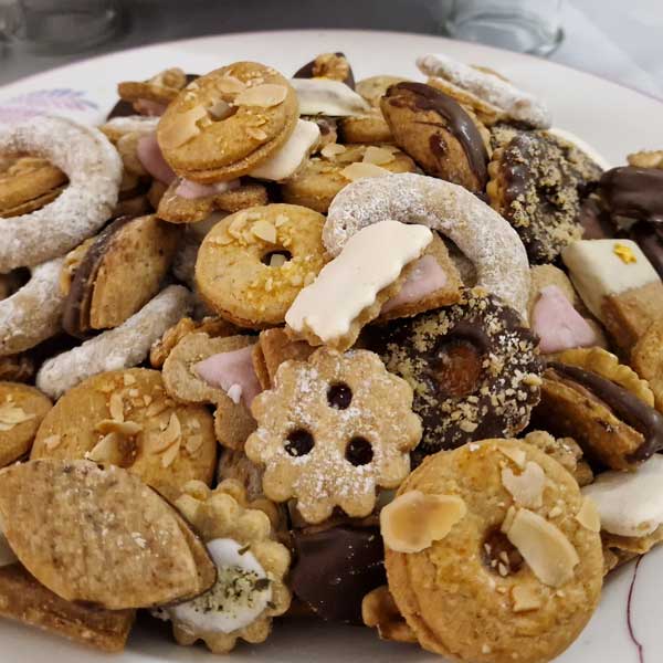 Weihnachtsfeier mit hausgemachten Weihnachtskeksen